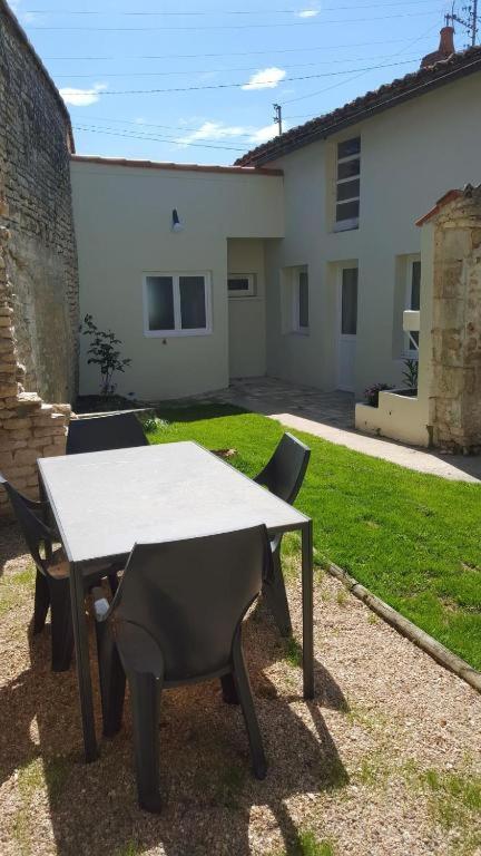 La Roseraie Neuville-du-Poitou Exterior photo