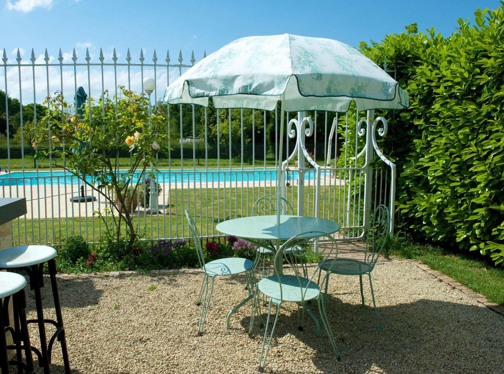 La Roseraie Neuville-du-Poitou Exterior photo